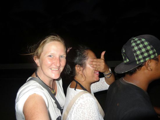 Moto zu dritt und ohne Helm - Gott sei Dank fahren sie hier nicht wie mein 'Freund' aus Stung Treng, Kambodscha....