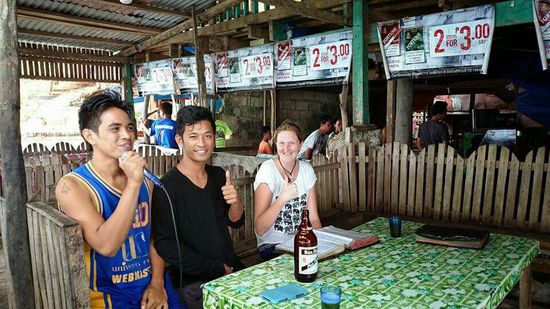 Karaokeeeeeeeeeeee B-) wenn nur die Auswahl nicht so schwer wäre bei der dicken Mappe...Sogar 'Stille Nacht' und 'Ich gehe mit meiner Laterne' waren dabei