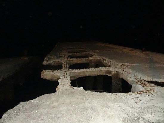 Schäden vom schweren Erdbeben 2013 - kein Geld steht für die Reparatur der Landungsbrücken zur Verfügung, also kommen einfach keine Schiffe mehr