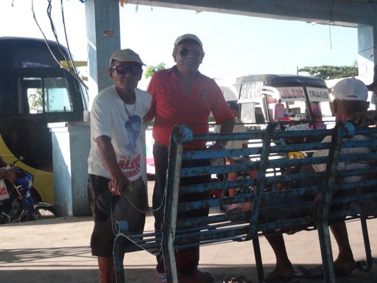 Mein neuer Freund, der Herr mit dem roten Shirt  in perfektem Englisch hat er mir erklärt, wie stolz er ist, dass ich von so weit her reise um sein Heimatland und dann auch noch seine Provinz zu besuchen!