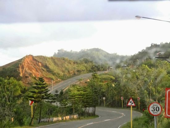 Bergstraße zwischen Cebu und der Westküste, Panoramabild kann ich leider keines bieten, dafür fuhr der Fahrer um 50km/h zu schnell