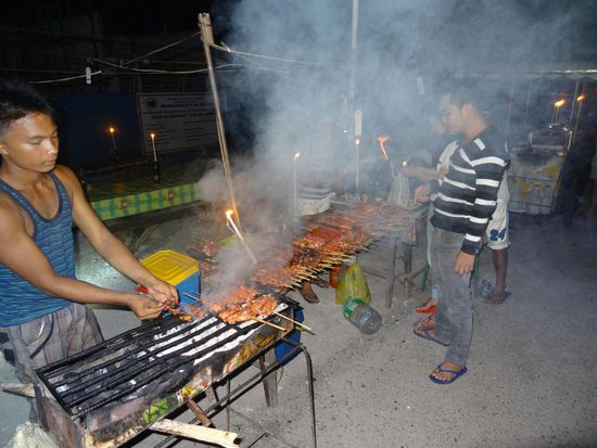 Typischer Barbecue Stand, von denen nach Sonnenuntergang dutzende aus dem Nichts erscheinen...