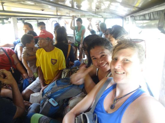 Es sind NIE genug Menschen in einem Jeepney  
Neben mir sitzt meine Gastgeberin Anne