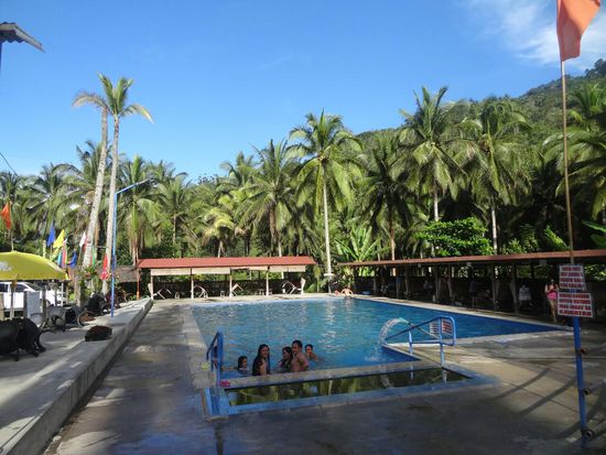 Therme unter Palmen, sehr schräg