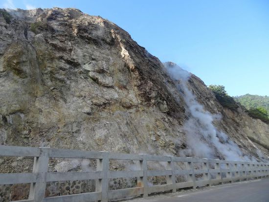 Schwefeldampf kommt aus den Felsen hier