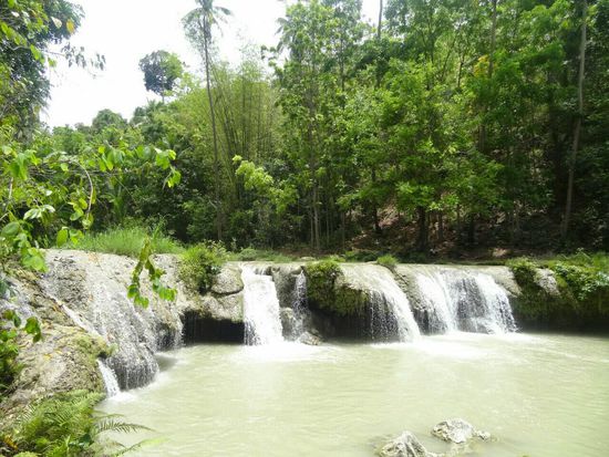 Cambugahay Falls, in einen der Pools konnte man springen oder wie Tarzan an einer Liane hineinschwingen 