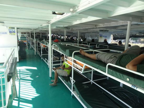 Die Liegen auf der Fähre nach Bohol
