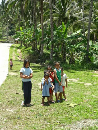 Bei einem Fotostopp kommt ein ganzer Haufen Kinder laut schreiend die zur Begrüßung heran gelaufen