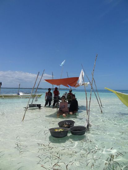 Eine der Bars im Meer