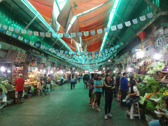Seit langem wieder ein Markt, und dann soviel Gemüse! Seit meiner Ankunft auf den Philippinen  hatte ich vielleicht 3 mal Gemüse am Teller...