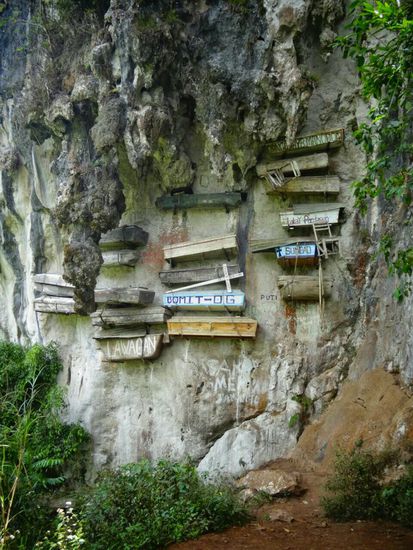 Hängende Särge,  die überall hier in der Gegend verteilt sind...zu beachten sind auch die Stühle, auf denen die Leichen aufgebahrt wurden und die dann mit hierher gebracht werden - wie sagte unser Guide so schön? "wer will denn darauf noch sitzen"