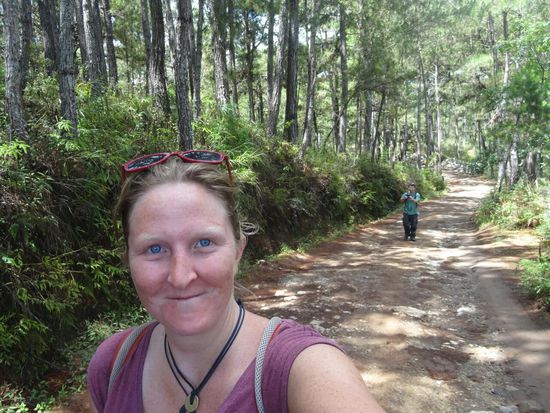 Hinter mir Will von thebrokebackpacker.com - allein während unserer Wanderung machte er 4 Videos für seine Website, in einem davon ist jetzt ein spektakulärer Stunt meinerseits zu sehen