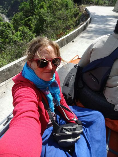 Am Dach des Jeepneys nach Bontoc  wenn niemand mehr rein passt, wird eben so noch jemand mitgenommen