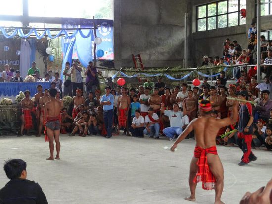Zur Feier des jährlich hier stattfindenden Festivals gab es traditionelle Spiele zu sehen - hier eine Art Darts mit Pflanzenstengeln und einem Menschen als Zielscheibe
