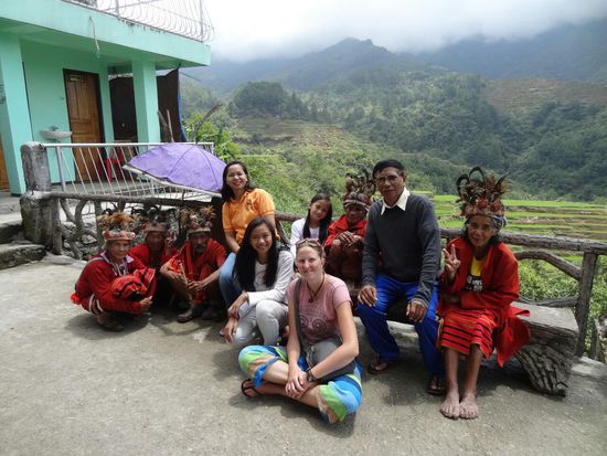 mit der Familie, die mich unterwegs eingesammelt hat und einigen älteren Bewohnern, die für ein paar Peso für ein Foto posieren