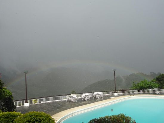 statt Aussichtspunkt gab's hier Warten auf ein Regenende unter der Poolbar, versüßt durch den hübschen Regenbogen..jeden Nachmittag regnete es im Norden...