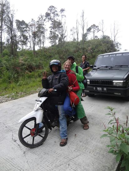 Es war einfach kein weiteres Motobike aufzutreiben, dann quetscht man halt die Dünnsten auf eines