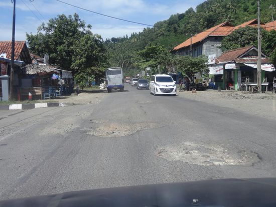 Kein Grund jedoch, nicht auf 60 oder 70 zu beschleunigen, um dann vorm nächsten Schlagloch wieder zusammen zu bremsen...Ich konnte nicht mehr zählen, wie oft das Auto mit der Stoßstange aufgesessen ist