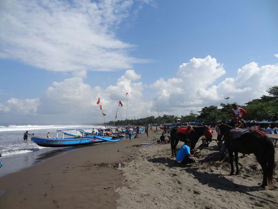 Pandangaran Strand wochenends...auch Indonesier reisen gern im eigenen Land...