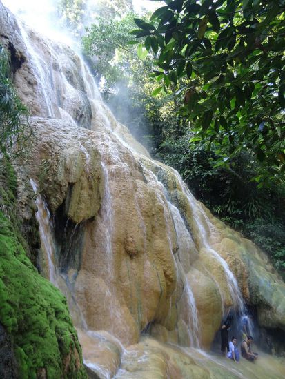 Spring Cave bei Baturraden, die Höhle liegt versteckt unter dem Wasserfall