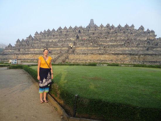 Borobudur Tempel, älter als Angkor Wat und eine der größten buddhistischen Tempelanlagen in Südostasien. Nach der Flucht tausender Menschen aufgrund eines Vulkanausbruchs lag sie jahrelang versteckt im dichten Wald, bis sie von einem europäischen Forscher entdeckt wurde und seitdem gepflegt und restauriert wird