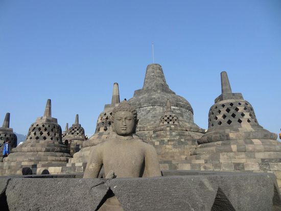 die perforierten Stupas,  in jeder steckt eine Statue, auf der obersten Etage, dem Himmel