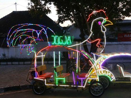 Abendbeschäftigung der Indonesier: in bunten und lauten Gefährten durch die Gegend radeln