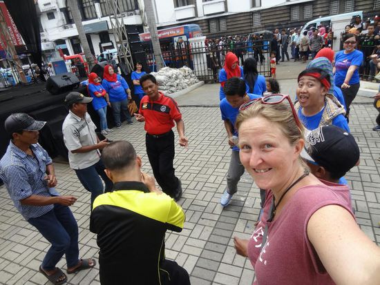 Spontaner Straßentanz in Jakarta, eine Videokamera 2 Minuten auf meinem Gesicht, der verrückte Moderator neben mir - was für ein Spaß!