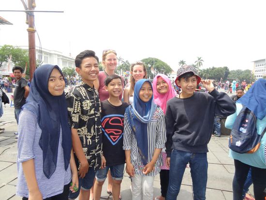 Am Museumsplatz in Jakarta - groß, blond, weiße Haut? 'picture please,  picture please!!' noch nie hab ich dies in einer Intensität wie in Java erlebt...Autos verlangsamen ihr Tempo und hupen, nur um besser zu sehen, Mopeds fahren im Schritttempo und der Fahrer starrt mit offenem Mund,  Passanten schreien 'Mister, Mister' (zur Geschlechterunterscheidung reicht das Englisch meist nicht)... Hätte ich für jedes Bild bisher einen Dollar bekommen, hätt ich mir bestimmt schon ein paar Tage Leben finanziert...