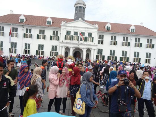 Aus unserer Perspektive...ein wenig Superstargefühl...und erste Gedanken, wie man hier je wieder weg kommt  die eigentliche Attraktion, die beiden Puppen im Hintergrund, werden wohl weniger Geschäft machen an diesem Tag...