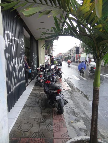 wie immer in Asien sind sämtliche Gehsteig blockiert durch Mopeds, Straßenstände oder auch mal ein kleines Müllverbrennungsfeuer...