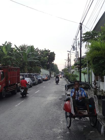 der Gute freut sich schon mir ein unschlagbares Angebot zu unterbreiten... So wie der 10 Meter davor und der 20 Meter dahinter