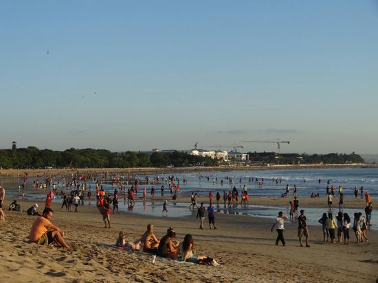 Kuta Beach vor Sonnenuntergang - wie man sieht ein beliebter Ort ebendiesen zu bestaunen...