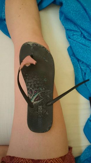 Dramatischste Szene - nach 4 Monaten täglichem Einsatz, unermüdlichem Schutz vor heißem Asphalt, ausgetrockneten Reisfeldern, spitzen Korallen und einem Haufen Dreck haben meine Flipflops den Dienst quittiert..Es wird Zeit heimzufliegen.