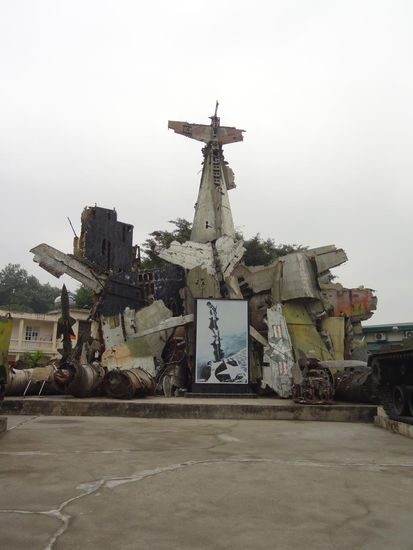 (Angeblich) mit Maschinenpistolen abgeschossenes Flugzeug der US Army