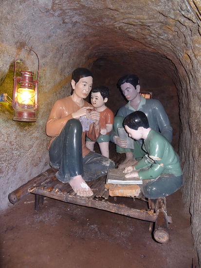 Platz für eine Familie mit 4-6 Mitgliedern in den Vinh Moc Tunneln,  einem Teil der riesigen Tunnelanlage aus Kriegszeiten - noch dazu gab es kein elektrisches Licht, nur Kerzen
