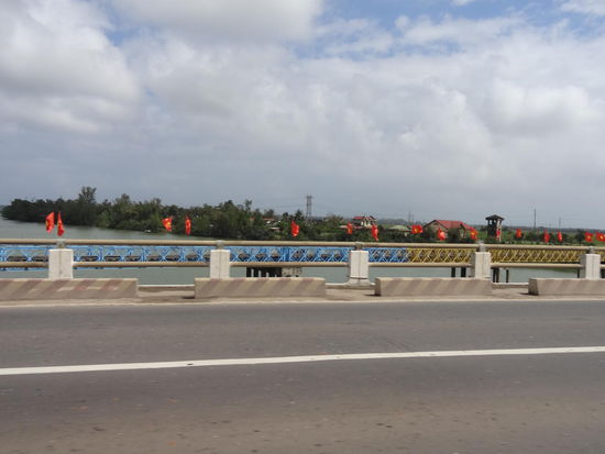 Hien Lund Brücke - die Grenzbrücke zwischen dem einstigen Süd- und Nordvietnam - ohne Visum und Stempel gab es keine Einreise