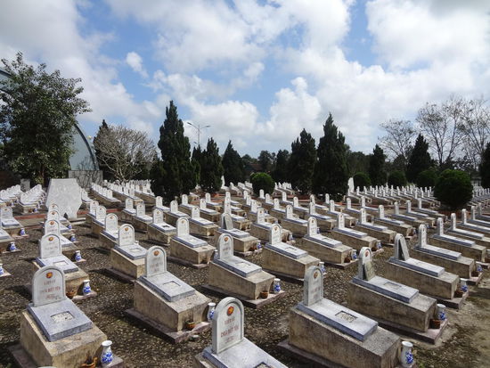 anonyme Massengräber - die kleinen mit Kiesel bedeckten Öffnungen sind dafür da, dass die Geister ab und an mal aus ihren Gräbern kommen können, um ihre Verwandten zu besuchen. Diese zünden regelmäßig Räucherstäbchen und für die ehemaligen Raucher Zigaretten in den kleinen Schalen vor den Gräbern an, damit der Rauch ins Grab zieht und 'alle happy sind'