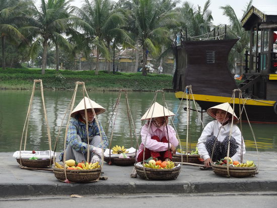 Typische Straßenverkäuferinnen, die auch gern mal ein paar Dong zusätzlich ergaunern durch Bilder, die mit Ihnen gemacht werden