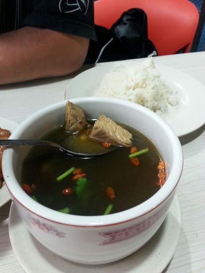 Schildkrötensuppe. Schmeckt aber wie gekochter Schweinebraten