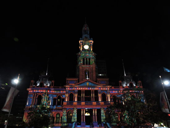 Bunt beleuchtete Town-Hall