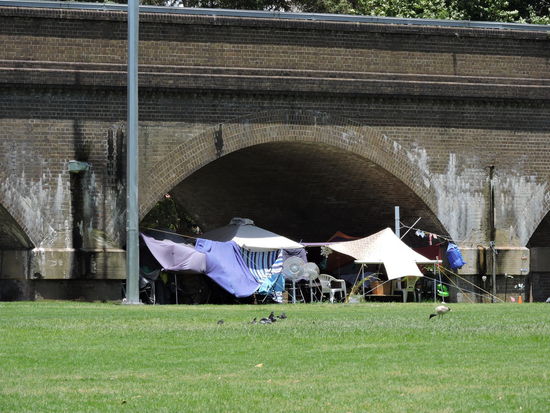 Wildes Campen unter den Brücken, die Kehrseite einer Stadt