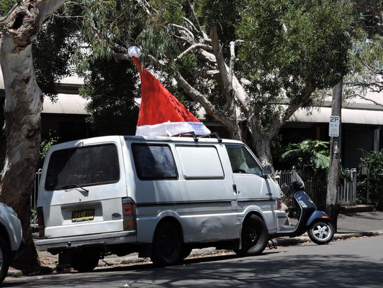 Auch die Autos werden weihnachtlich geschmückt