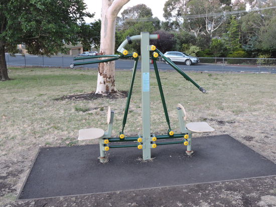 Fitnessgeräte in einem Park