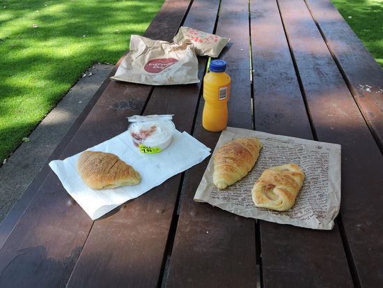 Frühstück im Park schon bei 28°