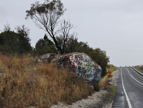 Bemalte Felsen hinter Palmer