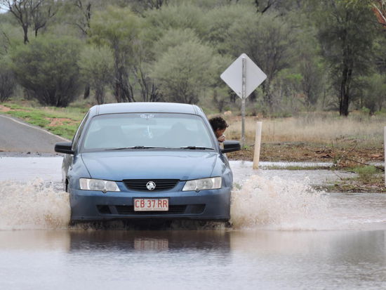 Die Einheimischen machen uns das Durchfahren der tiefen Stelle vor.....