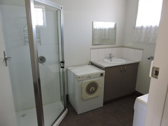 Badezimmer mit Waschmaschine u. Trockner