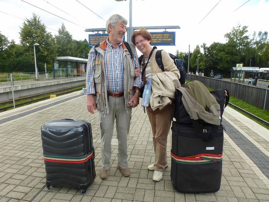 Wir stehen am Anfang unserer Reise und auf einem Bahnsteig der Stadtbahn in Stuttgart-Heumaden.