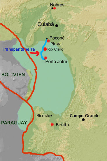 Karte zeigt das Pantanal, das eine nierenähnliche Form aufweist.
Die besuchten Orte bzw. Pousadas sind mit einem roten Punkt versehen und die in Nord-Süd verlaufende Tranpantaneira ist in blau eingezeichnet. Aus der Karte geht auch hervor, dass auch die Nachbarstaaten Bolivien und Paraguay Anteile am Pantanal besitzen.